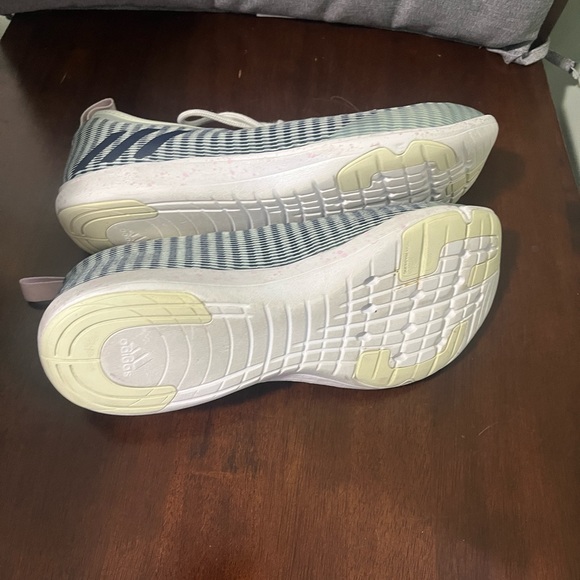 Size 8.5 Adidas sneakers - Picture 7 of 10